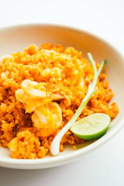 Kızarmış pilav ve deniz ürünleri.