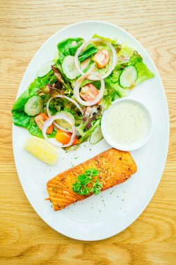 Izgara somon filetosu.