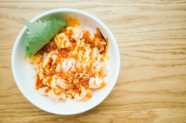 Sashimi pilav kasesi