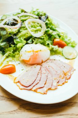 Ördek etli sebze salatası meme