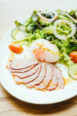 Ördek etli sebze salatası meme