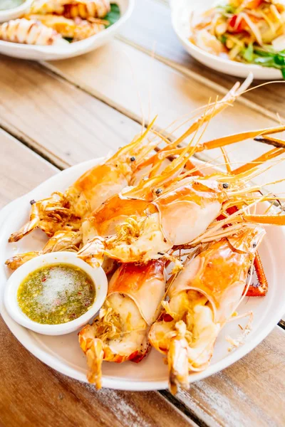 Grilled prawns with spicy seafood sauce — Stock Photo, Image