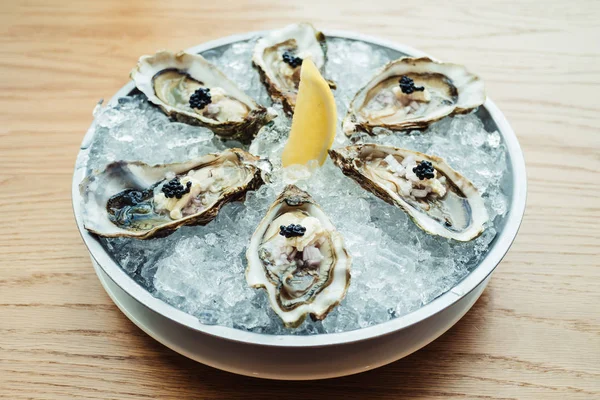 Ham ve taze istiridye havyar üstte ve limon ile