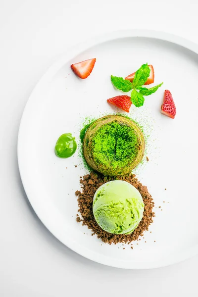 Yeşil çay çikolata lav dondurma ve çilek ile