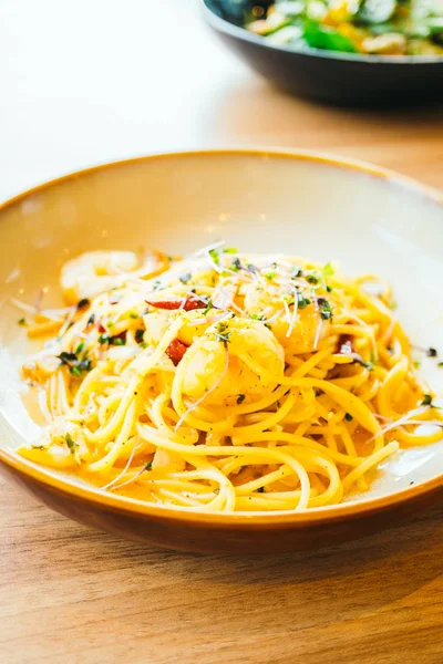 Špagety a těstoviny s krevetami a omáčkou — Stock fotografie
