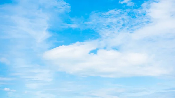 Nube blanca en el cielo azul —  Fotos de Stock