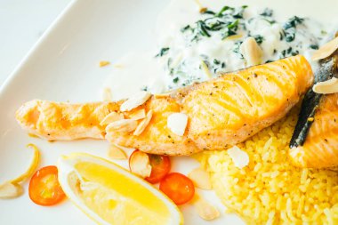 Izgara somon filetosu.