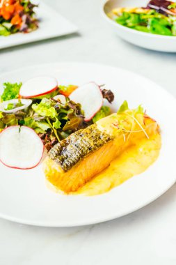 Izgara somon filetosu.