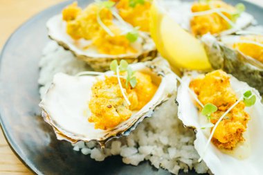 Soslu kızarmış istiridye kabuğu