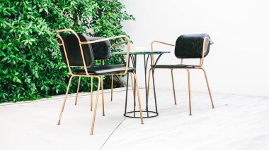 Boş sandalye ve masa mobilya