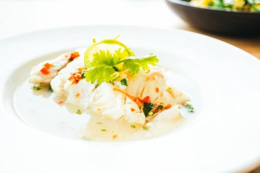 Buhar balık fileto et limon baharatlı sos ile