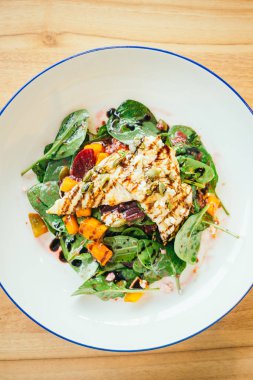 Kızarmış tavuk ve sebze salatası. 