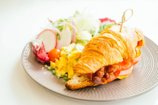 Блюдо на завтрак с яичницей — стоковое фото