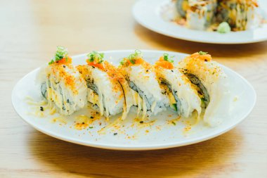 Suşi rulo beyaz tabak içinde