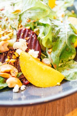 Pancar sebze salatası ile