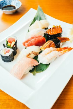 Ham ve taze suşi rulo beyaz tabak - Japon yemekleri stil, renk filtresi işleme