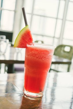 buzlu karpuz suyu smoothies cam masa - renk üzerinde filtre işleme