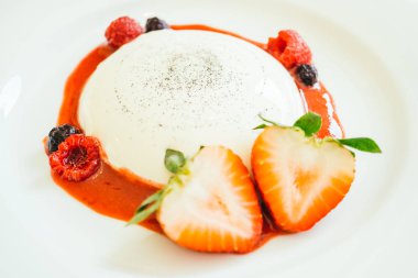 Çilek ve rasberry ile Panna cotta