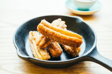 Tatlı Churros çörek çikolata soslu kızarmış