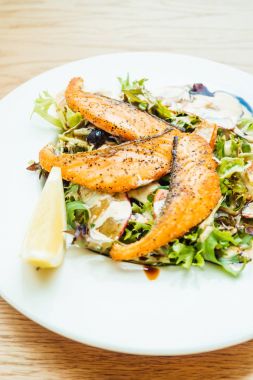 Izgara somon fileto etli sebze salatası