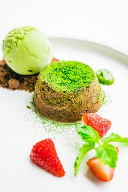 Yeşil çay çikolata lav dondurma ve çilek ile