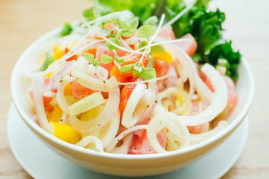 Sebze salata ile ham ve taze orkinos