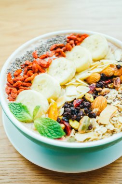 Müsli ve granola karışık meyve