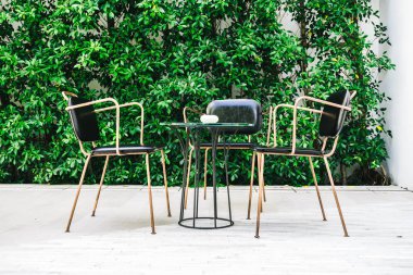 Boş sandalye ve masa mobilya