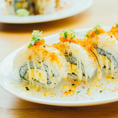 Suşi rulo beyaz tabak - Japon gıda tarzı