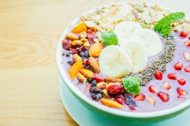 Muz, badem ve diğer meyve karışımlı meyveli meyve püresi. Sağlıklı yiyecek tarzı.