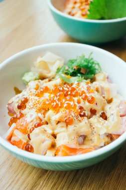 Sashimi pilav kasesi