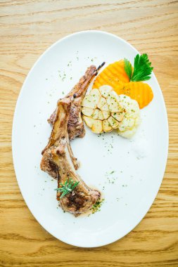 Izgara kuzu eti chop biftek