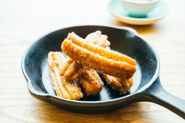 Tatlı Churros çörek çikolata soslu kızarmış