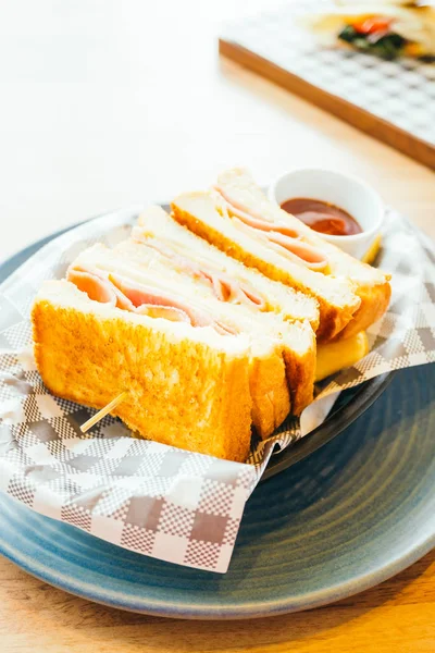 ハムとチーズとフライド ポテトとトマトのサンドイッチ — ストック写真