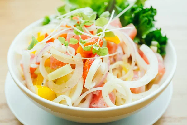 Sebze salata ile ham ve taze orkinos