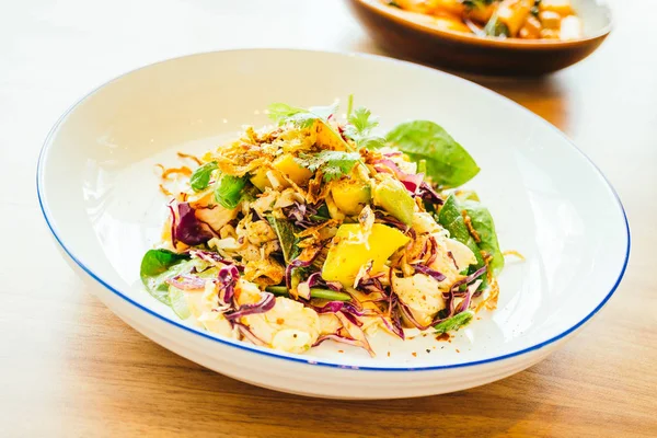 Kızarmış tavuk ve sebze salatası.