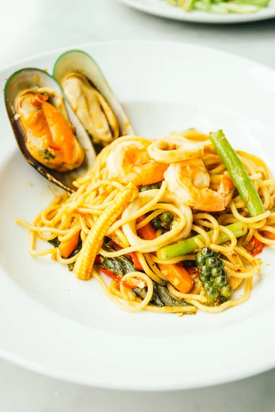 Spagetti ve makarna Baharatlı deniz ürünleri — Stok fotoğraf