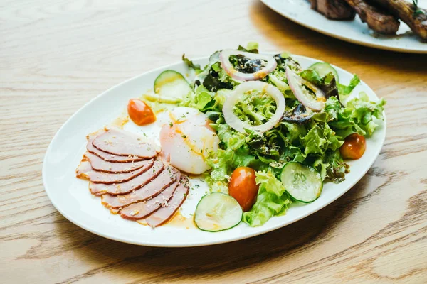 Entenbrustfleisch mit Gemüsesalat — Stockfoto