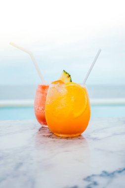 İçki kokteyl cam buzlu