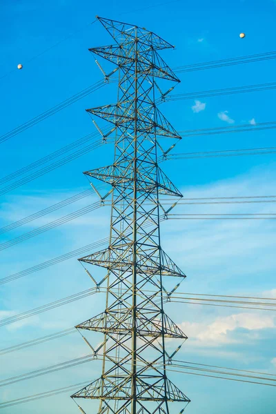 Elektřiny a vysoké napětí — Stock fotografie