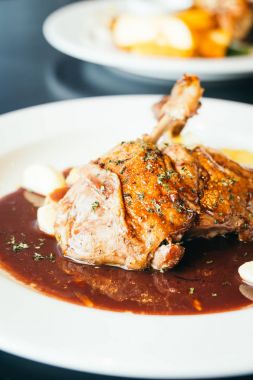 Biftek beyaz tabakta ördek meme