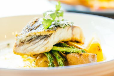 Barramundi veya pangasius balık ve et biftek