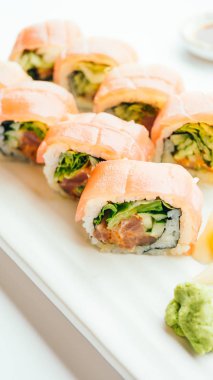 Ham taze suşi rulo wasabi ile beyaz tabak içinde