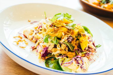 Kızarmış tavuk ve sebze salatası.