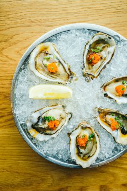 Ham ve taze istiridye kabuğu limon ile