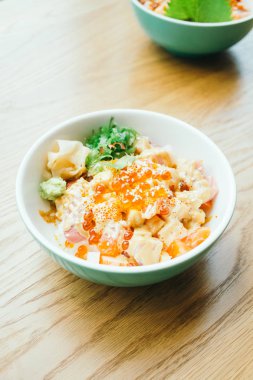 Sashimi pilav kasesi