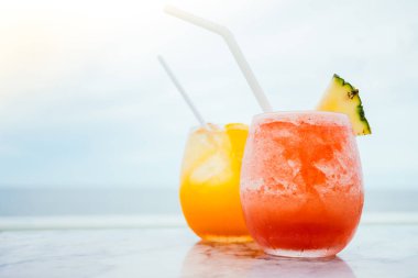İçki kokteyl cam buzlu