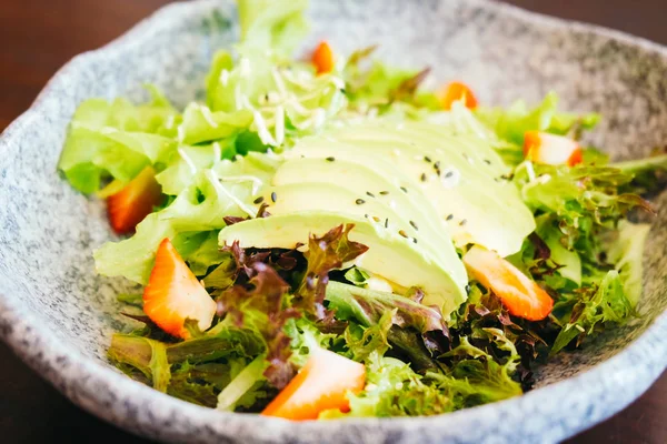 Avocado en aardbeien met groente salade — Stockfoto