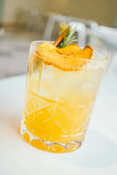 Iced apple cocktails glas — Stockfoto