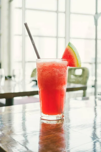 Iced vattenmelon juice smoothies glas på bordet - färg filtrera bearbetning — Stockfoto